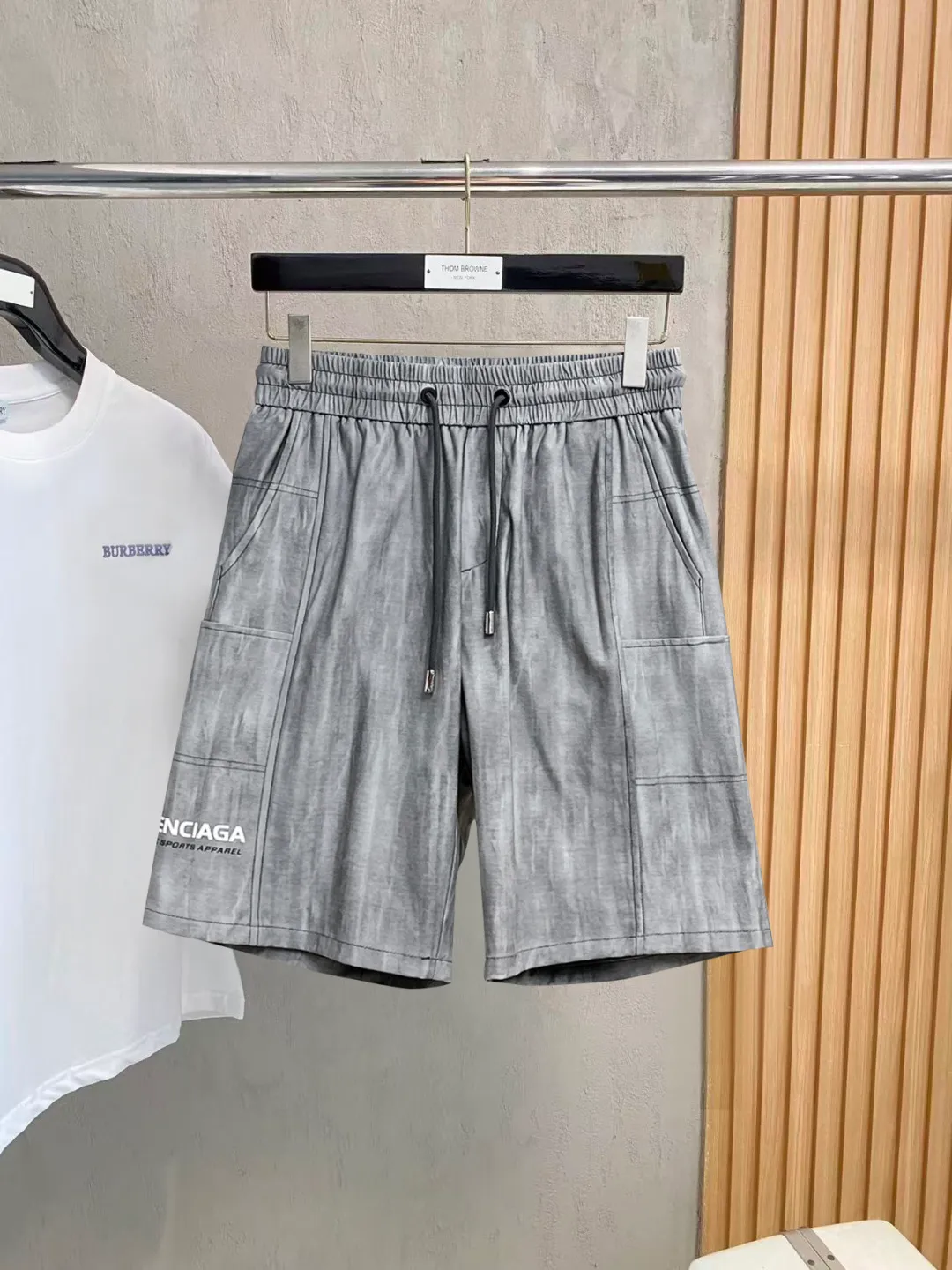 Balenciaga's three-standard complete 2026 summer New Arrival men's casual shorts, advanced custom-made Breathable fabric, Breathable fabric, extremely stretchy and comfortable, impeccable details, top-grade accessories, original logo design concept, delicate and soft feel! The upper body fit is awesome! Size: M-XXXL Please state your height and weight when ordering